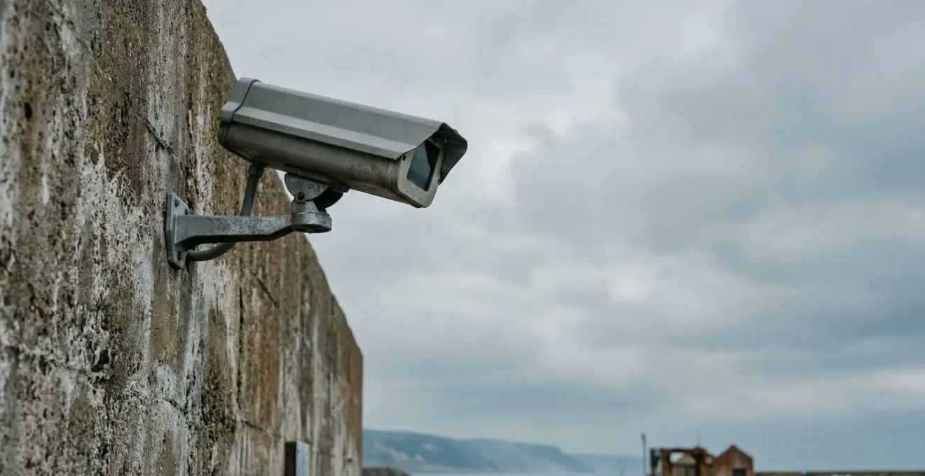 Caméra de surveillance extérieure résistante installée en milieu côtier