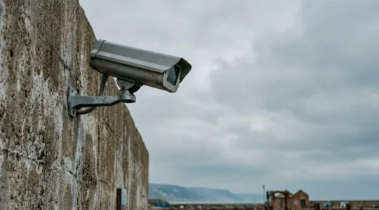 Caméra de surveillance extérieure résistante installée en milieu côtier